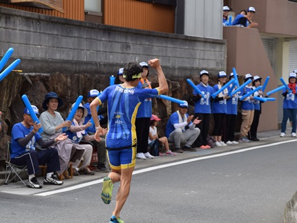 沿道の声援に応えるの画像