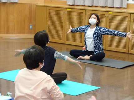 平城公民館ヨガ教室レッスン風景の画像