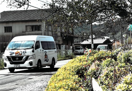 作品8「花の遍路庵前通過」の画像